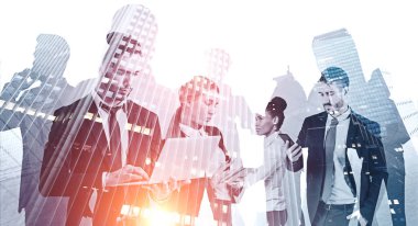 Şehirde çok ırklı iş ekibi. Takım çalışması