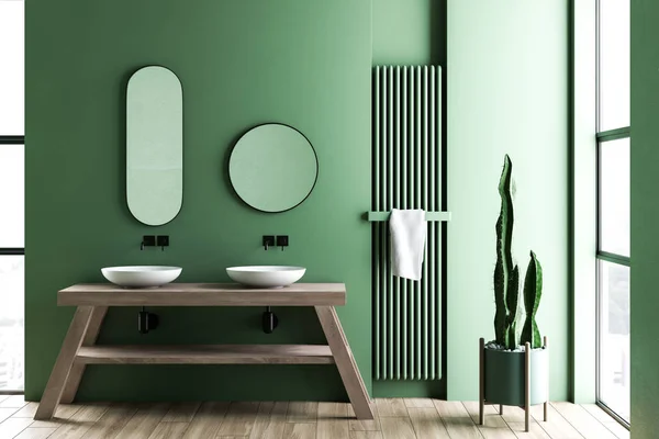 Zielona łazienka wnętrze z podwójną umywalką — Zdjęcie stockowe