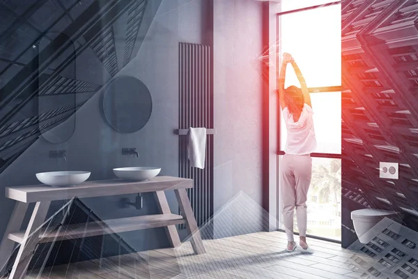 Kvinna i dubbla handfat grått badrum — Stockfoto