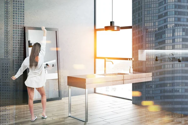 Žena v koupelně s vertikálním zrcadlem — Stock fotografie