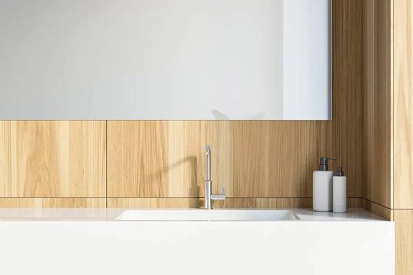 Interno bagno in legno con lavabo — Foto Stock