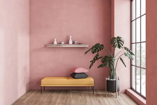 Sala de estar rosa com banco e prateleira — Fotografia de Stock