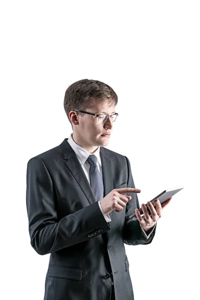 Hombre de negocios serio utilizando tableta ordenador —  Fotos de Stock