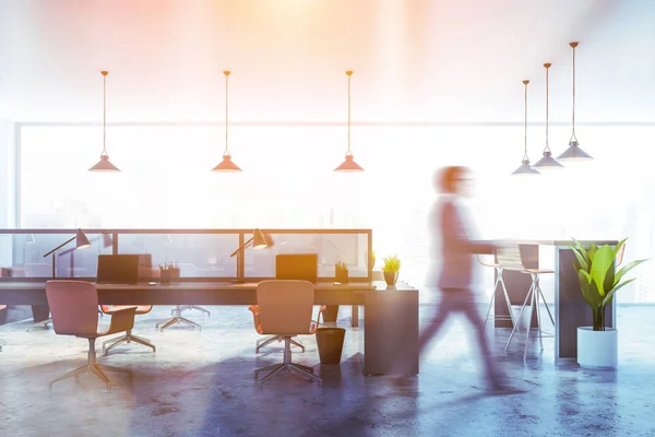 Homme marchant dans un bureau panoramique — Photo