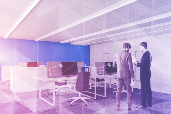 Unga företagare i vitt och blått kontor — Stockfoto