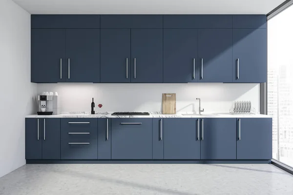 Keuken met donker blauwe aanrecht — Stockfoto