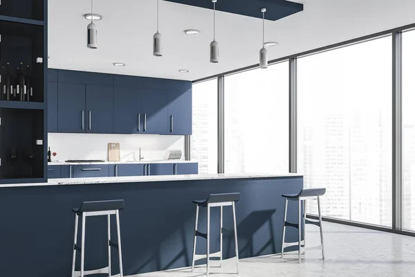 Hoek van donker blauwe keuken met bar — Stockfoto