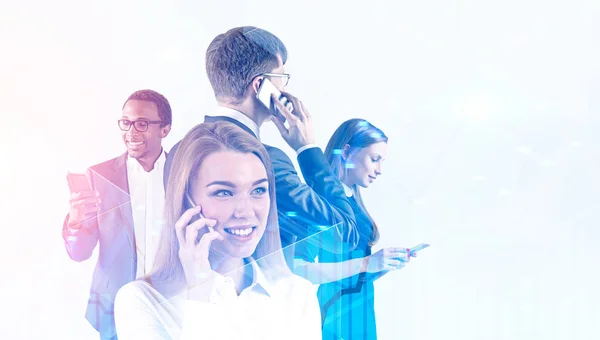 Gevarieerde groep van zakelijke mensen met telefoons — Stockfoto