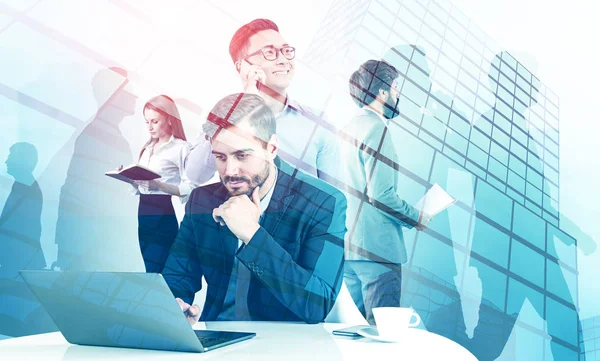 Dizüstü bilgisayarlı yönetici ekibi, gökdelenler arka plan