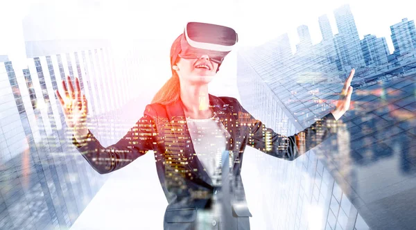 Mosolygó nő VR headset virtuális városban — Stock Fotó