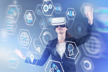 VR kulaklıklı kadın, dijital iş arayüzü