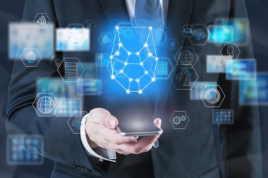 Akıllı telefonlu adam, yüz tanıma teknolojisi