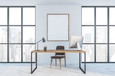 Beyaz duvar yöneticisi ofis içi posterle dolu