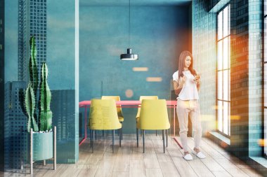 Yeşil yemek odasında telefonu olan bir kadın.