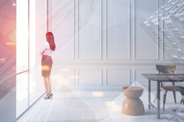 Beyaz yemek odası penceresinden bakan bir kadın.