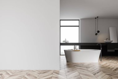 Beyaz banyo içi duvarla kaplı.