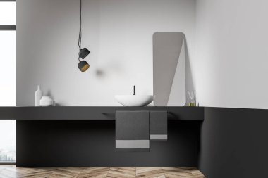 İçi lavabo dolu beyaz ve gri banyo.