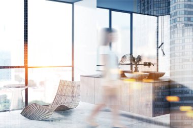 Lavabosu ve koltuğu olan bir kadın.