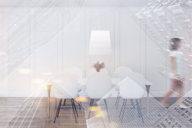 Beyaz yemek odasında yürüyen kadın