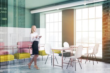 Beyaz ve yeşil kafede sarışın kadın