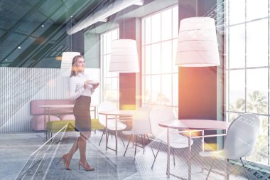 Beyaz ve yeşil restoranda sarışın kadın