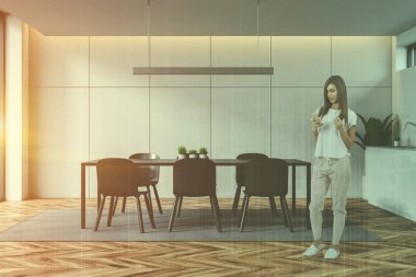 Masa ile beyaz mutfakta Kadın