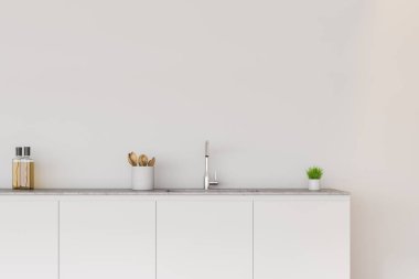 Lavabo ile beyaz mutfak tezgahı yakın