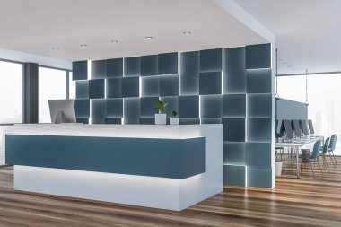 Mavi açık alan ofisinde mavi resepsiyon