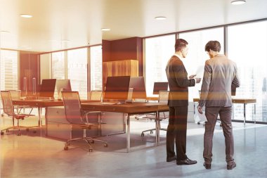 Gri ve ahşap ofis işadamları