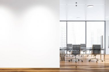 Beyaz toplantı odasının içi, duvarla örülmüş.