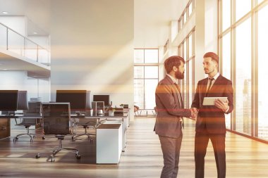 Beyaz açık alanda ofis işadamları