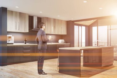 Şık gri mutfakta takım elbiseli adam