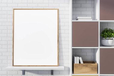 Kitaplık yakınındaki rafta sahte poster