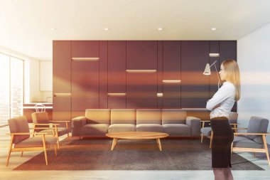 Mutfağı olan bir kadın oturma odasında.