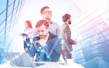 Şehirde dizüstü bilgisayar ile Yönetici ekibi, borsa