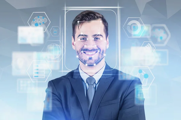 Homem sorridente em terno tecnologia de reconhecimento facial — Fotografia de Stock
