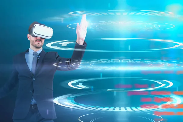 Lunettes homme en VR fonctionnant avec l'interface HUD — Photo