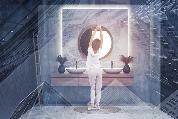 Vrouw in ronde spiegel badkamer — Stockfoto