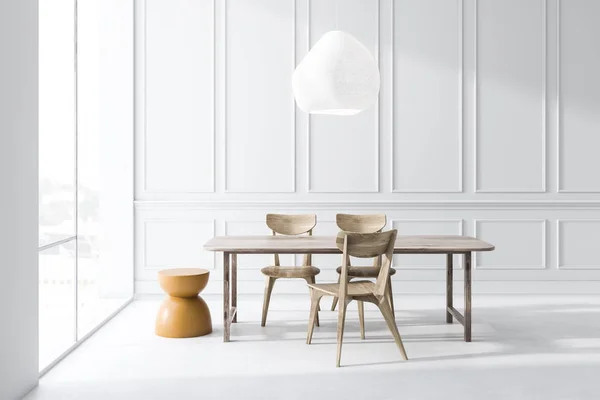 Sala da pranzo bianca con tavolo in legno — Foto Stock
