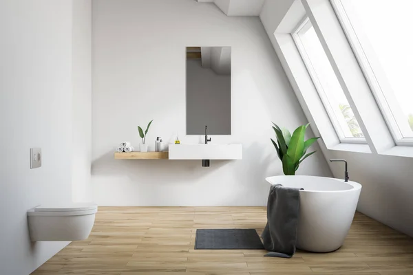 Mansarda bagno bianco con wc — Foto Stock