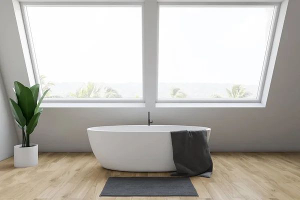 Intérieur de la salle de bain grenier blanc avec baignoire — Photo