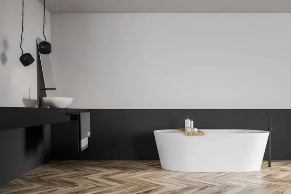 Banheiro branco e cinza com banheira e pia — Fotografia de Stock