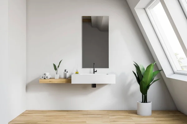 Wnętrze białego poddasza łazienka z umywalką — Zdjęcie stockowe