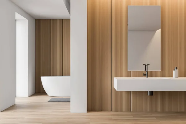 Banheiro elegante branco e de madeira, banheira e pia — Fotografia de Stock