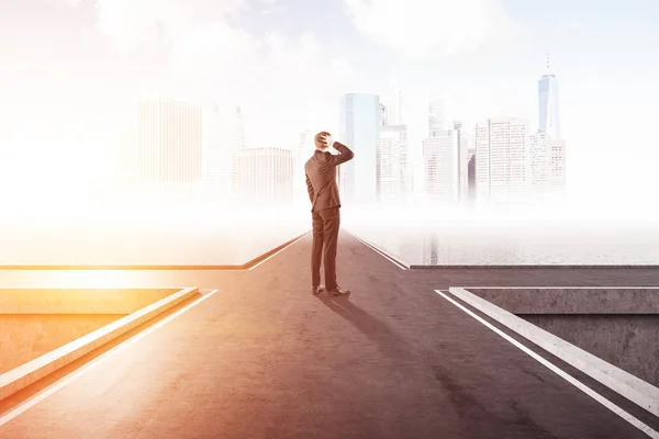 Hombre eligiendo el camino. Concepto de decisión — Foto de Stock