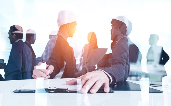 Man ondertekeningsdocument, Business team — Stockfoto