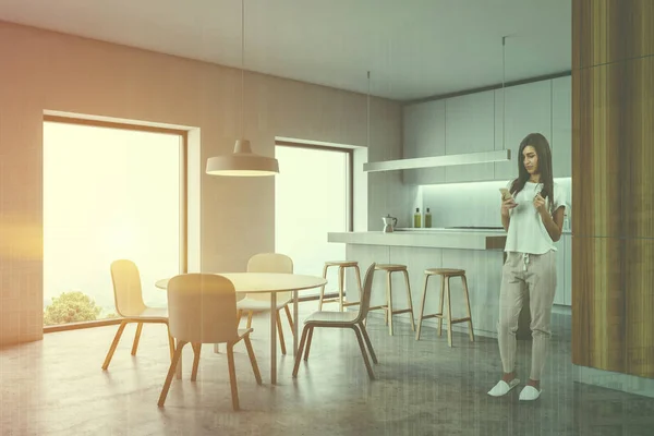 Mujer en esquina de la cocina con barra y mesa — Foto de Stock