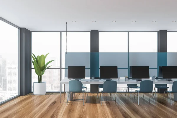 Espace ouvert intérieur de bureau avec chaises bleues — Photo