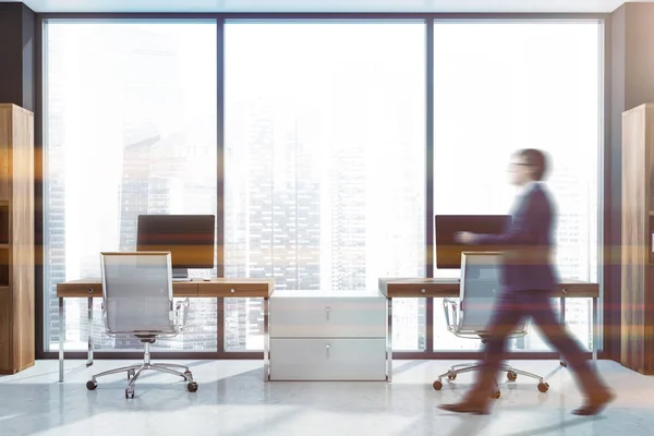 Biznesmen chodzenie w panoramicznym biurze — Zdjęcie stockowe