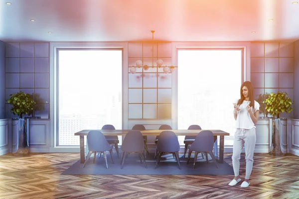 Mujer en el interior del comedor de lujo — Foto de Stock